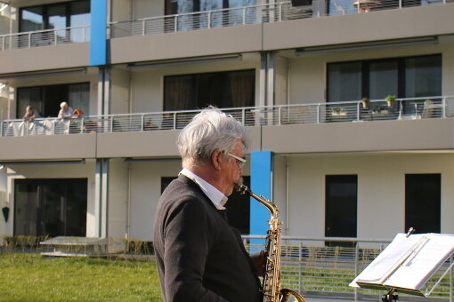 Mit dem Saxophon gegen die Einsamkeit - Täglich um 17 Uhr erfreut der Hobbymusiker Christoph Teichmann die Bewohner des Pflegeheimes der Diakonie und des Betreuten Wohnens der Stadtmission mit ein paar Stücken auf dem Saxophon.