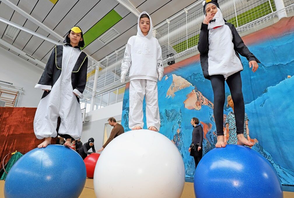 Mit dem Zirkus in die Arktis - Geschickt stellen sich Yasim, Abdullah und Gehad dabei an, auf großen Bällen zu balancieren. Foto: Wieland Josch