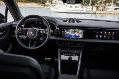 Mit dem Zweiten fährt man besser: Das kann der neue Macan - Bekannte Landschaft: Das Cockpit kommt wie bei der Limousine Taycan unter anderem mit Head-up-Display und eigenem Bildschirm für den Beifahrer.