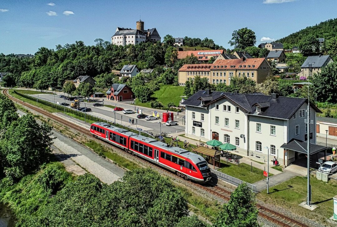 Mit den Öffis gratis zu beliebten Ausflugszielen in der Region - Ein Zug der Erzgebirgsbahn vor Burg Scharfenstein. Foto: Igor Pastierovic/VMS