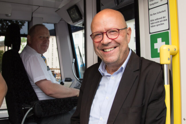 Mit der Party-Tram durch Chemnitz - Fahrer Uwe Albert und Geschäftsbereichsleiter der CVAG Stefan Tschök freuen sich auf das Event. Foto: bl/ Anika Weber