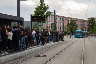 Die Party-Tram rollt an der Haltestelle TU Campus ein. Foto: bl/ Anika Weber