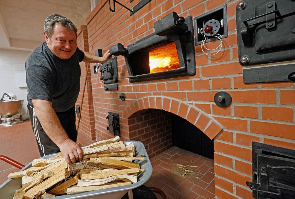 Mit der Schaubäckerei einen Traum erfüllt - Mit der Schaubäckerei und dem Holzbackofen erfüllte sich Ralf Jahnsmüller einen Traum. Foto: Thomas Voigt