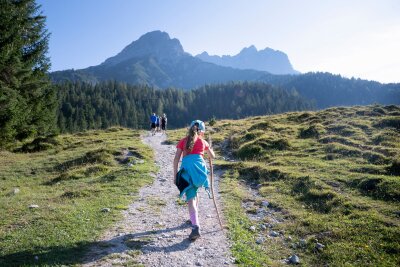 Mit diesen Tipps begeistern Sie Kinder fürs Wandern - Gegen Langweile helfen bei Kindern abwechslungsreiche Wege.
