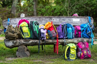 Mit diesen Tipps begeistern Sie Kinder fürs Wandern - Kinder wollen oft einen eigenen Rucksack tragen. Er sollte jedoch besonders leicht sein.