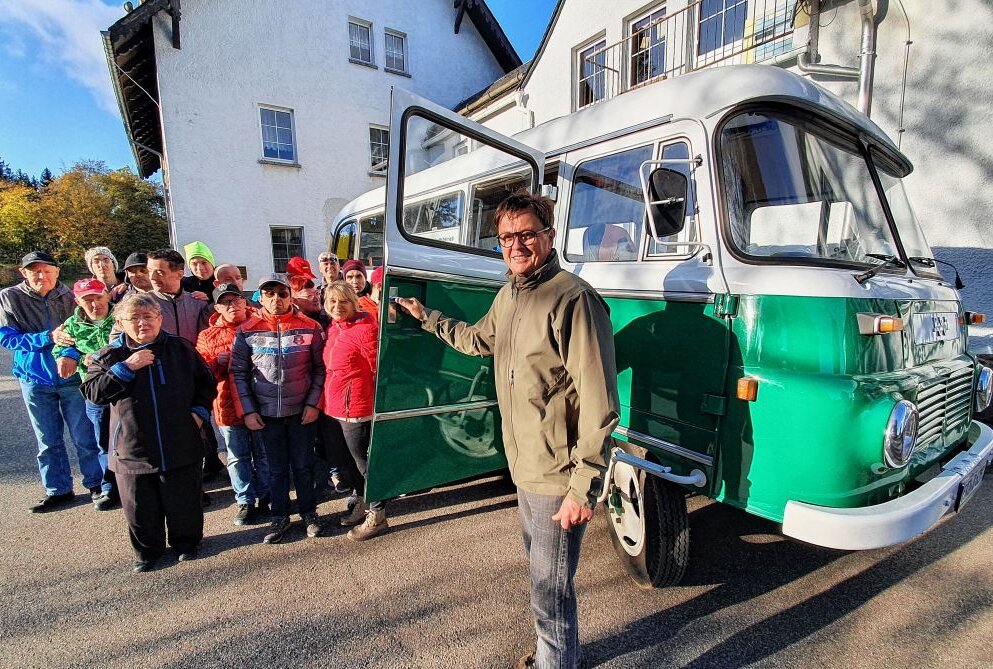 Organisator Michael Appel und Busfahrer Udo Sättler bereiteten 17 Bewohnern des Waldkirchener Wichernhauses mit der Busfahrt eine große Freude. Foto: Andreas Bauer
