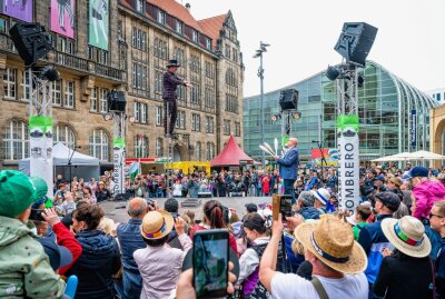 Mit einem Lächeln, Charme und Melone: 6. Hutfestival lockte 65.000 Gäste nach Chemnitz - Eröffnung Hutfestival 2023 auf dem Neumarkt. Foto: Kristin Schmidt