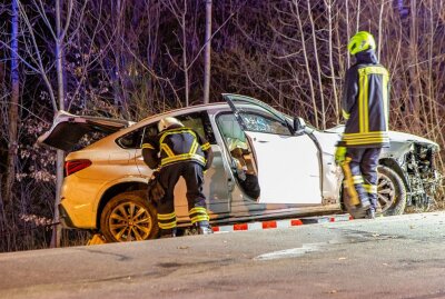 Mit hochwertigem BMW verunfallt: Wer saß am Steuer? - BMW verunfallt schwer - zwei Personen wurden verletzt. Foto: Ist