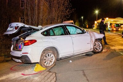 Mit hochwertigem BMW verunfallt: Wer saß am Steuer? - BMW verunfallt schwer - zwei Personen wurden verletzt. Foto: Ist