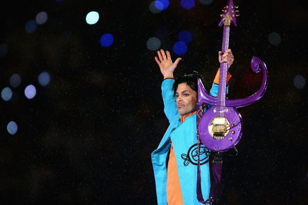 Mit lila Schildern: Schnellstraße in Minnesota wird nach Prince umbenannt - Prince bekommt eine eigene Straße gewidmet. Passend zu seiner Gitarre und seinem großen Hit "Purple Rain" soll das Straßenschild lila sein.
