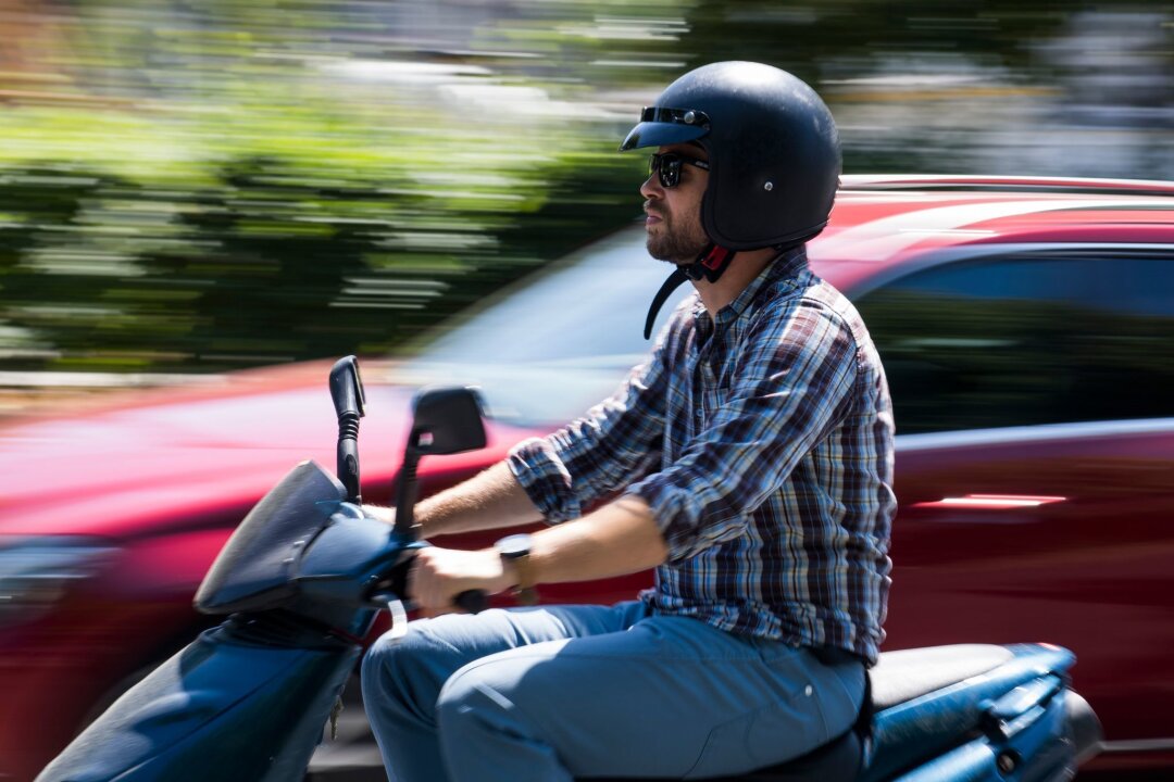 Mit Motorrad oder Roller nur absolut risikofrei überholen - Unterwegs mit dem Roller: Sobald es konkrete Anzeichen gibt, dass das Überholen gefährlich werden könnte, ist es nicht erlaubt.