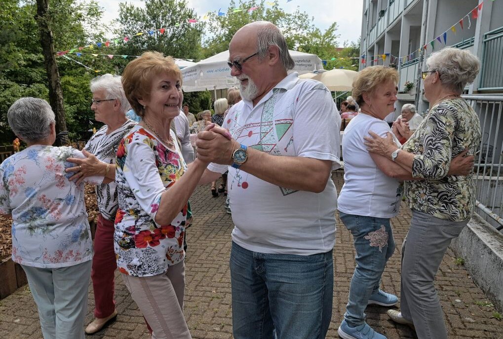 Mit Musik und Tanz - Haben beim Sommerfest das Tanzbein geschwungen: Regina Guba und Uwe Dittrich (vorn Mitte). Foto: Ralf Wendland