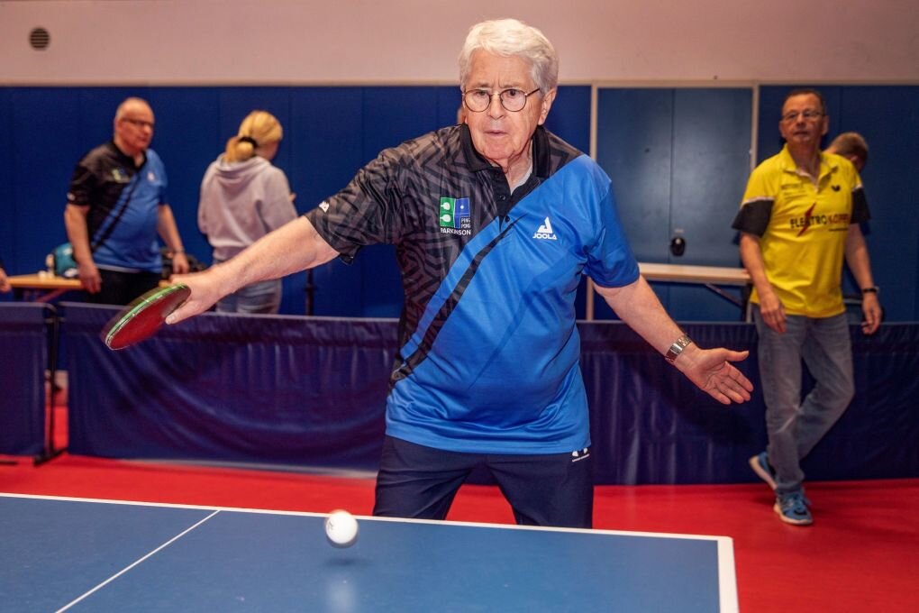 Mit Ping Pong gegen Parkinson: Auch Frank Elstner ist dabei - Der Moderator Frank Elstner nimmt am internationalen Tischtennis-Event "PingPongParkinson German Open" teil. Gegen die fortschreitende Bewegungsverarmung bei Parkinson helfen nicht nur Medikamente, sondern auch aktivierende Therapien.