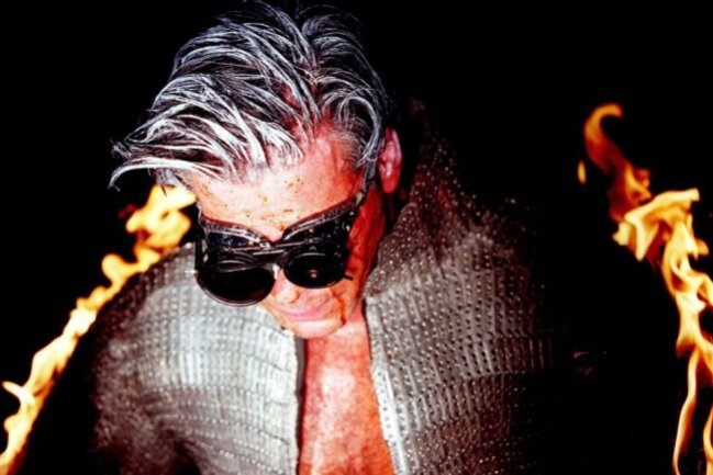 Rammstein (hier Sänger Till Lindemann) sind für ihre spekatulären Shows mit Flammenwerfern und Pyrotechnik bekannt. 