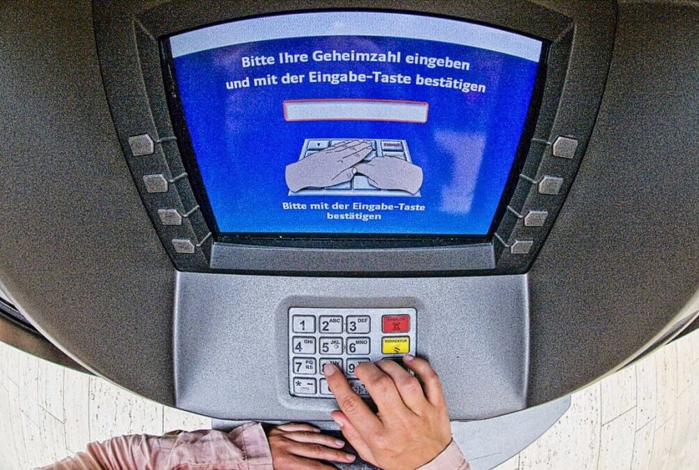 Mitarbeiter der Sparkasse verhindern zwei Enkeltrick-Versuche - Mitarbeitende der Sparkasse verhinderten mehrere Betrugsfälle. Foto: www.polizei-beratung.de