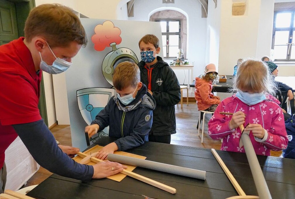Mittelalterkurse auf Burg Scharfenstein waren voller Erfolg - Unter der Anleitung von Museumspädagoge Martin Kreß basteln die Teilnehmer Schwerter aus Holz. Foto: Andreas Bauer