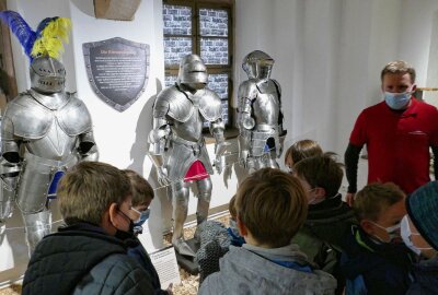 Mittelalterkurse auf Burg Scharfenstein waren voller Erfolg - In der Ausstellung wurden historische Ritterrüstungen präsentiert. Foto: Andreas Bauer