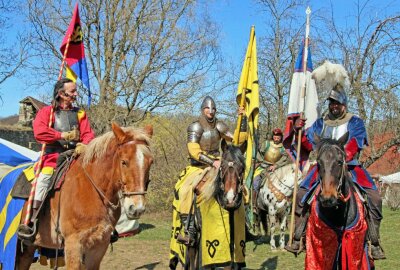 Mittelalterliches Treiben im Klosterpark Altzella findet endlich wieder statt - Am ersten Aprilwochenende sind die farbenfrohen Ritter wieder zurück im Kloster Altzella. Foto: Wieland Josch/Archiv