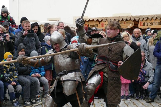 Trotz eiserner Rüstung sind die Ritter flink auf den Füßen. Foto: Andreas Bauer