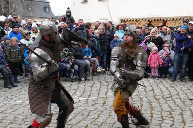 Und wieder schlagen die Ritter zu - mit ihren Waffen und ihrem Humor. Foto: Andreas Bauer
