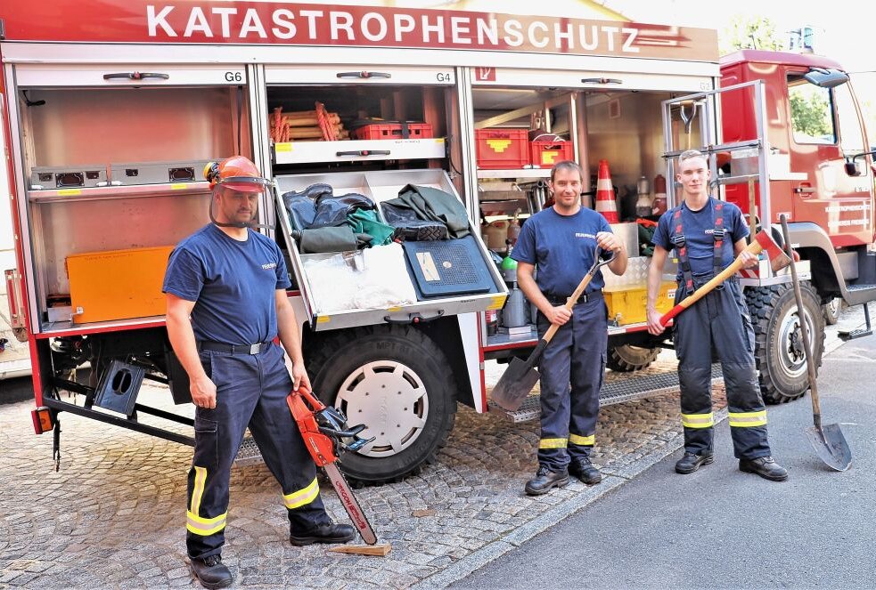 Die Feuerwehrkameraden Kai Putzschke, Uwe Mehner und Tim Hengst aus Eppendorf (v.l.)halfen bei der Bekämpfung des Waldbrandes in der Sächsischen Schweiz mit.Foto: Knut Berger