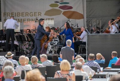 Mittelsächsische Philharmonie begeistert viele Gäste im Schlosshof - Freiberger Sommernächte Philharmonie. Foto Marcel Schlenkrich