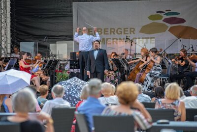 Mittelsächsische Philharmonie begeistert viele Gäste im Schlosshof - Freiberger Sommernächte Philharmonie. Foto Marcel Schlenkrich