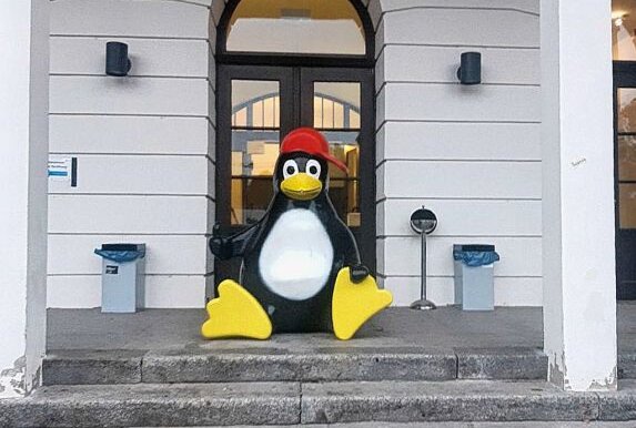 Mittweida: Riesen-Pinguin verschleppt und vor Hochschule platziert - Riesen-Pinguin aus Mittweida verschleppt und vor Hochschule platziert. Foto: Polizeidirektion Chemnitz
