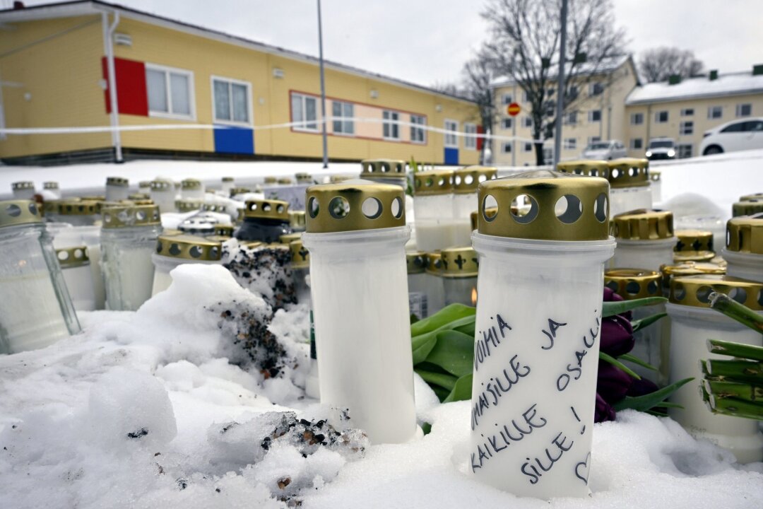 Mobbing war Grund für Schüsse in finnischer Grundschule - Kerzen und Blumen sind vor der in der Viertola-Schule im finnischen Vantaa aufgestellt.