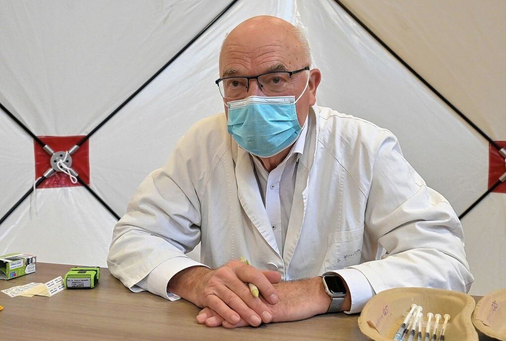 PD Dr. med. habil. Roland Albrecht ist im Ruhestand und engagiert sich dennoch als Impfarzt. Foto: Ralf Wendland