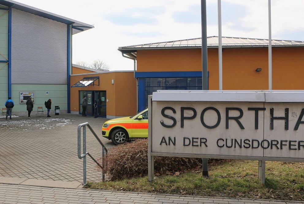 An der Sporthalle "An der Cunsdorfer Straße", in welcher sich das Testzentrum in Reichenbach, ist ab 16. März auch der mobile Impfbus stationiert. Foto: Simone Zeh