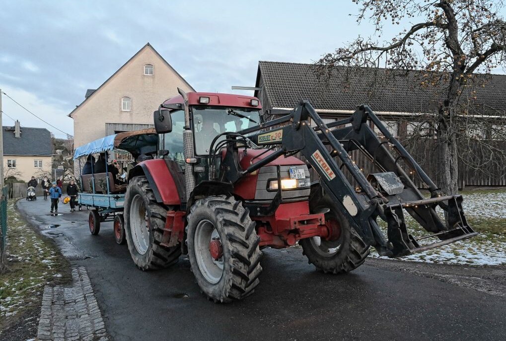 Mobiles Weihnachtskonzert in Mitteldorf - In Mitteldorf sind die Menschen im Ort jetzt mit einem mobilen Weihnachtskonzert überrascht worden. Foto: Ralf Wendland
