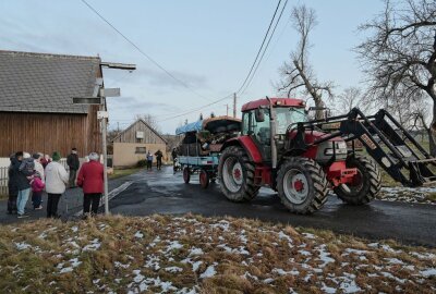 Mobiles Weihnachtskonzert in Mitteldorf - In Mitteldorf sind die Menschen im Ort jetzt mit einem mobilen Weihnachtskonzert überrascht worden. Foto: Ralf Wendland