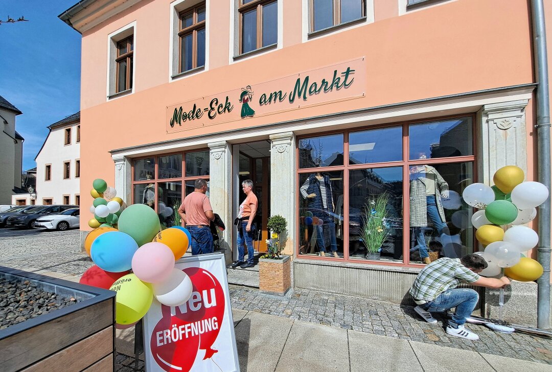 "Mode-Eck" bereichert den Zschopauer Markt - Für die Erföffnung wurde der Laden an der Ecke des Neumarktes bunt geschmückt. Foto: Andreas Bauer