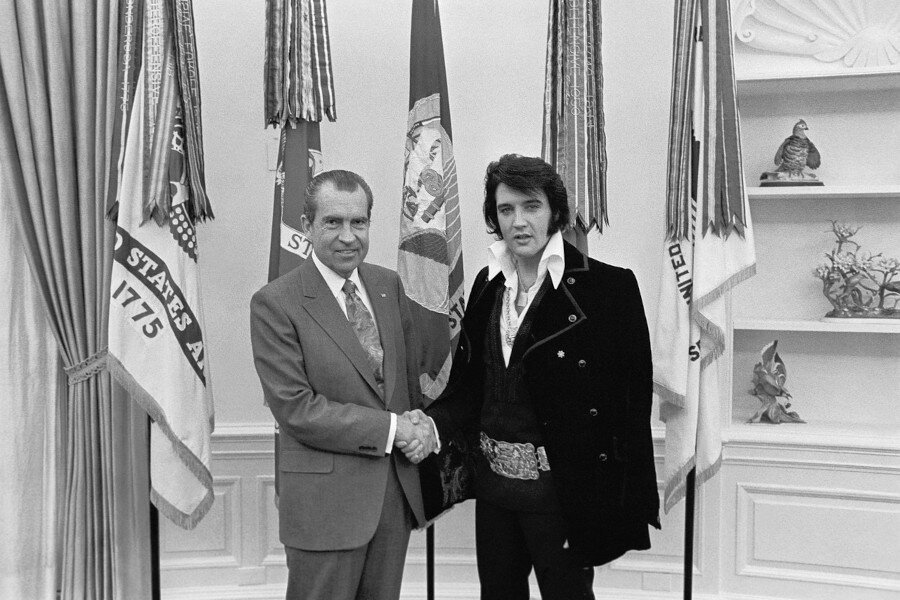 Richard Nixon und der lässig gekleidete Elvis Presley 1970.