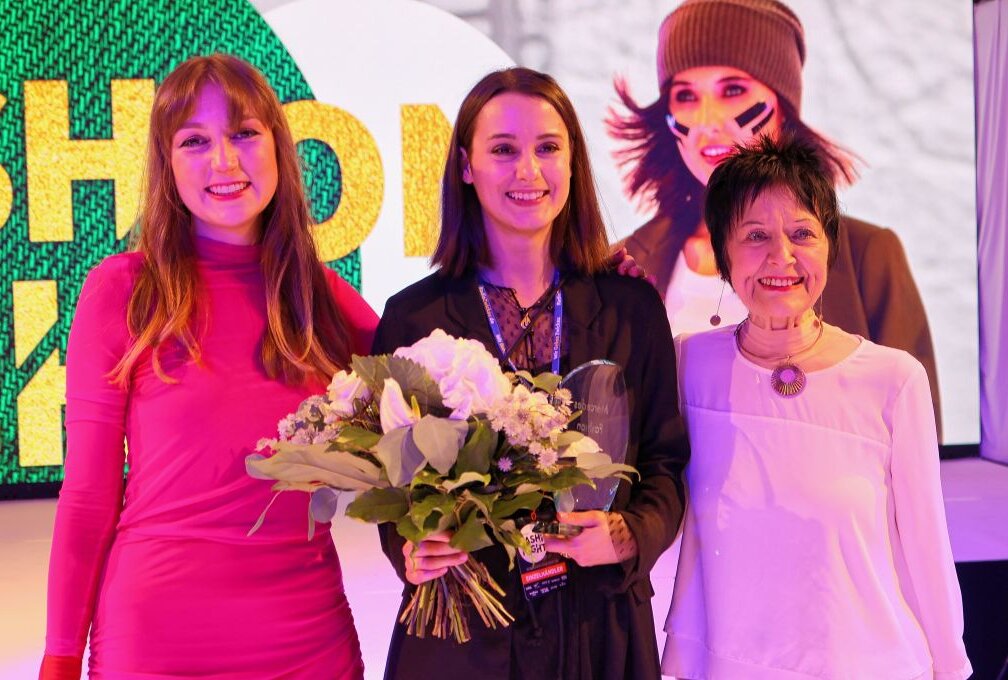 Laura Petter (Mitte), die Gewinnerin des Mercedes Fashion Awards 2022, mit den Jurorinnen Sara Linke (l.) und Mara Michel. Foto: Ludmila Thiele