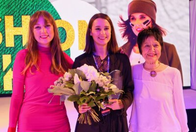 Mode-Marathon und Party auf Hauptmarkt - Laura Petter (Mitte), die Gewinnerin des Mercedes Fashion Awards 2022, mit den Jurorinnen Sara Linke (l.) und Mara Michel. Foto: Ludmila Thiele