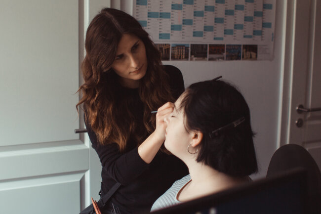 Mode und Netzwerk trifft aufeinander - Make-Up Artist Isabell Klause beim schminken.