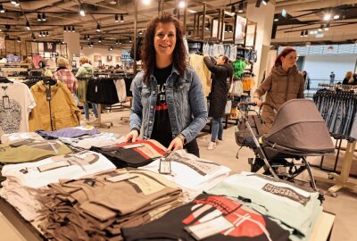 Modekette feiert Comeback in der Spitzenstadt - Die Kunden entdeckten Mode aus dem Young-Fashion-Bereich. Foto: Thomas Voigt