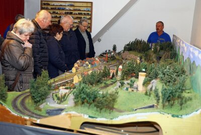 Modellbahn-Ausstellung lädt am Sonntag nach Gelenau ein - Der erste Ausstellungstag war außerordentlich gut besucht. Foto: Thomas Fritzsch/PhotoERZ