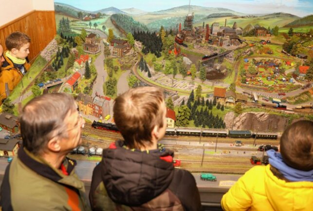 Modellbahn-Ausstellung lädt am Sonntag nach Gelenau ein - Der erste Ausstellungstag war außerordentlich gut besucht. Foto: Thomas Fritzsch/PhotoERZ