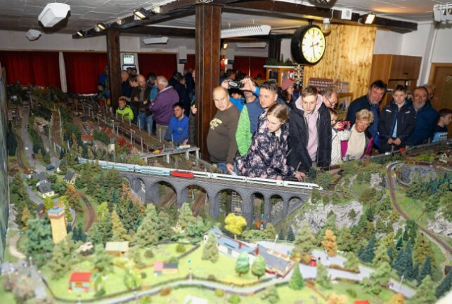 Modellbahn-Ausstellung lädt am Sonntag nach Gelenau ein - Die Mitglieder des Erzgebirgischen Modellbahn-Club Gelenau freuen sich auch am Sonntag auf viele Besucher. Foto: Thomas Fritzsch/PhotoERZ