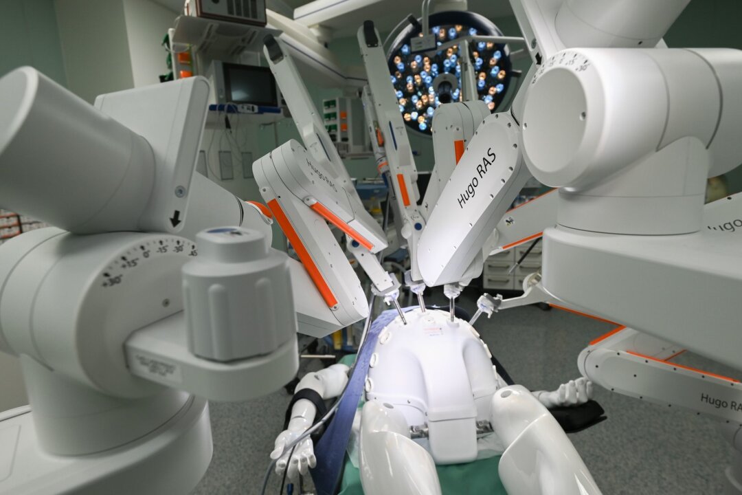Modellprojekt für Krebstherapie abseits der Ballungszentren - Der OP-Roboter "Hugo" wird in einem OP-Saal der Klinik für Urologie im Uniklinikum Dresden vorgestellt.