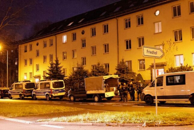 Mögliche Razzia: Polizei durchsucht Wohnungen in Chemnitz - Polizei durchsucht Wohnungen auf der Frankenberger Straße in Chemnitz. Foto: Harry Härtel