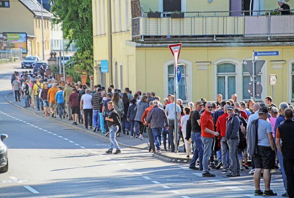 Montagsspaziergang in Freiberg: Stiller Protest gegen Corona-Maßnahmen - Die Teilnehmer am Montagsspaziergang auf ihrem Weg entlang der Chemnitzer Straße. Foto: Wieland Josch