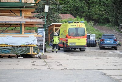 Moped fängt in Garage Feuer: Besitzer beim Löschen verletzt - In Oelsnitz kam es zu einem Brand in einer Garage. Foto: Niko Mutschmann