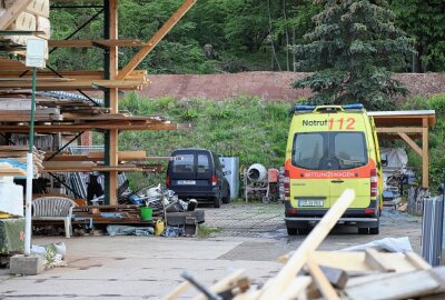 Moped fängt in Garage Feuer: Besitzer beim Löschen verletzt - In Oelsnitz kam es zu einem Brand in einer Garage. Foto: Niko Mutschmann