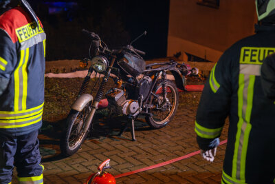Moped in Garage fängt Feuer: Anwohner verhindern Schlimmeres - Ein Moped hat am Samstagabend in einer Garage in Waschleithe Feuer gefangen.