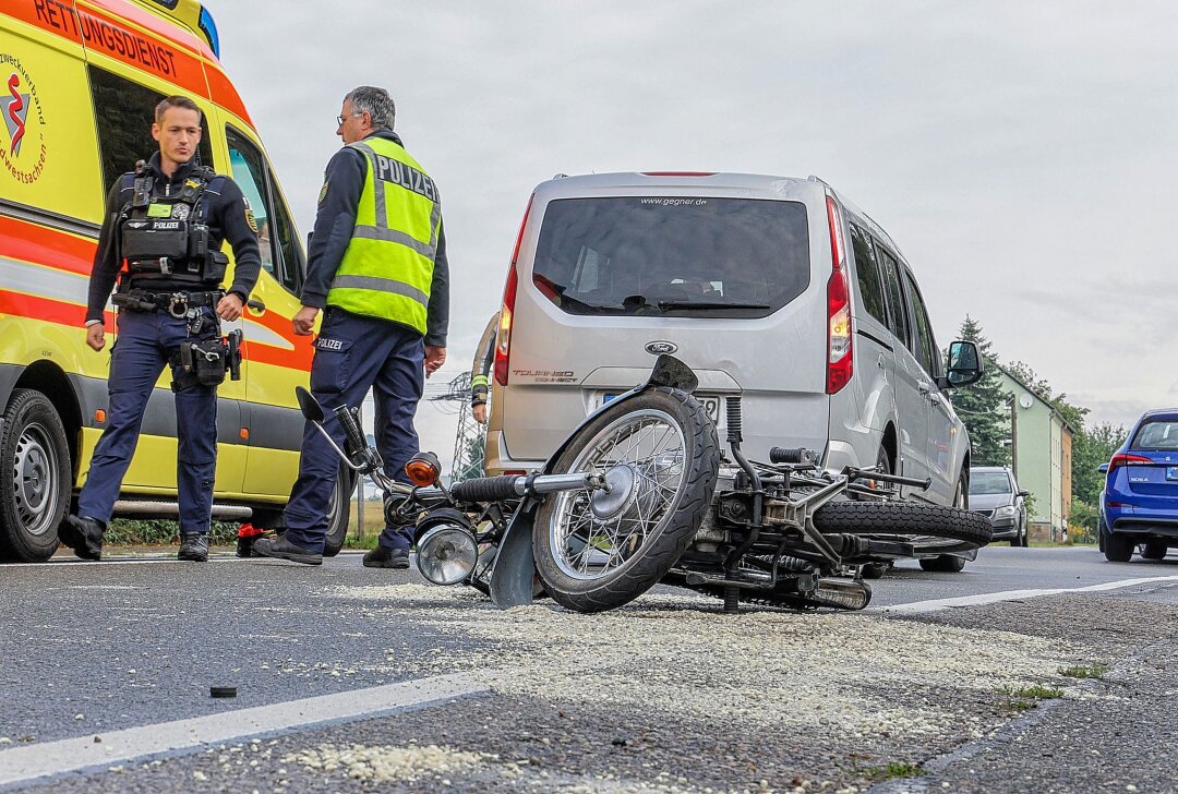 Mopedfahrerin bei Auffahrunfall schwer verletzt - Eine 17-jährige Mopedfahrerin wurde bei einem Unfall schwer verletzt. Foto: Andreas Kretschel