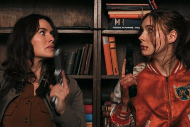 Nachdem sie sich viele Jahre nicht gesehen haben, müssen Scarlet (Lena Headey, links) und ihre Tochter Sam (Karen Gillan) gemeinsame Sache machen.